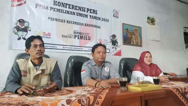 Panwaslu Kecamatan Krangkeng Kabupaten Indramayu menggelar konferensi pers terkait hasil pengawasan kampanye Pemilu 2024, Sabtu 10 Februari 2024