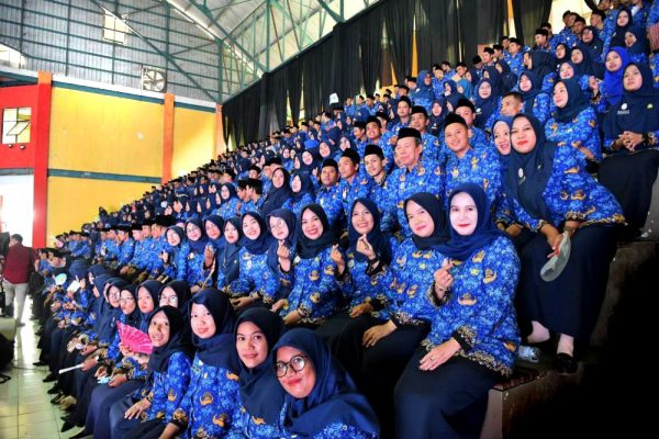 BAHAGIA. Sebanyak 1.753 Pegawai Pemerintah dengan Perjanjian Kontrak (PPPK) tampak bahagia usai dilantik oleh Bupati Indramayu Nina Agustina. (Foto Diskominfo Indramayu)