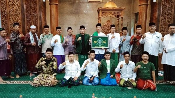 Ketua PCNU Indramayu, KH M Mustofa usai melaksanakan kegiatan shalat Tarawih Keliling (Tarling) Ramadhan perdana, bersama pengurus Lembaga Takmir Masjid (LTM) NU Indramayu, di Masjid Jami' Al Ikhlas desa Sukaurip Kecamatan Balongan Kabupaten Indramayu,  Minggu 17 Maret 2024.