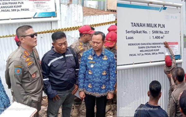 Satpol PP dan Damkar Kabupaten Indramayu menyegel pembangunan bangunan milik PT PLN karena belum memiliki ijin