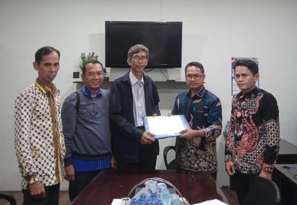 Wakil Ketua DPC Partai Demokrat Indramayu, HarrisSolihin saat menyerahkan berkas gugatan ke DPP Partai Demokrat, Jum'at 15 Maret 2024