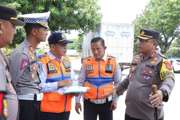 Kapolres Indramayu, AKBP M Fahri Siregar melakukan pengecekan kesiapan arus mudik lebaran 2024, di pantura Kabupaten Indramayu, Selasa 26 Maret 2024. (ISTIMEWA)