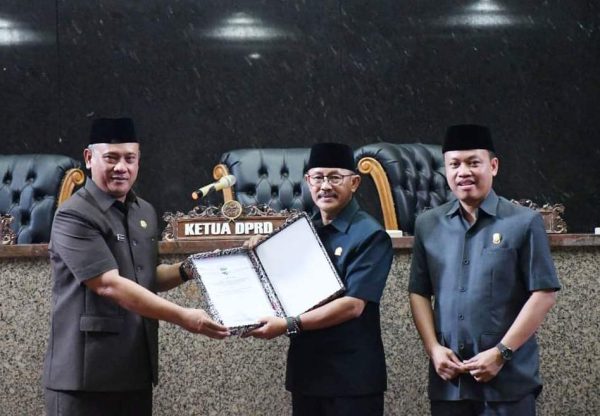 Sekda Indramayu, Sep Surahman, menyerahkan LKPJ Bupati Indramayu Tahun Angggaran 2023 kepada Ketua DPRD Indramayu H Syaefudin, Senin 25 Maret 2024. (ISTIMEWA)