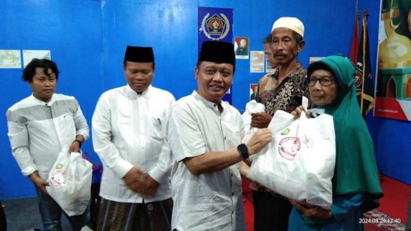 Ketua PWI Indramayu, Dedy S Musashi menyerahkan santunan kepada kaum dhuafa, Jum'at 29 Maret 2024,dalam acara Iftar Ramadhan 1445 H di Kantor PWI Indramayu. (UTOYO PRIE ACHDI)