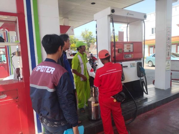SIDAK. Unit Tipidter Satreskrim Polres Indramayu melakukan sidak ke SPBU-SPBU untuk antisipasi adanya kecurangan
