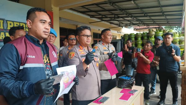 Polres Indramayu, Jawa Barat berhasil membongkar kasus penyalahgunaan gas LPG 3 Kg dan mengamankan empat orang tersangka, Jum'at 22 Maret 2024. (FOTO UTOYO PRIE ACHDI) 