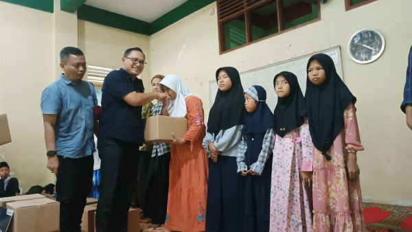 Wazirul Luthfi selaku Head Commrel & CID- CSR PT Pertamina Zona 7 menyerahkan santunan kepada anak-anak yatim di Yayasan Kandang Juang Cirebon, Selasa 2 April 2024. (UTOYO PRIE ACHDI)