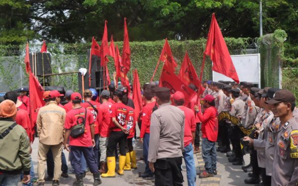 DEMO. Aksi demo buruh di Kabupaten Indramayu yang berlangsung Rabu, 24 April 2024 berlangsung kondusif