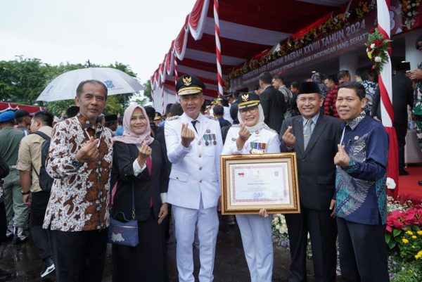 PENGHARGAAN. Bupati Indramayu, NIna Agustina, menerima penghargaan dari Menteri Dalam Negeri atas kinerja penyelenggaraan pemerintahan terbaik ke-4 tingkat nasional, Kamis 25 April 2024, di Surabaya. (ISTIMEWA)