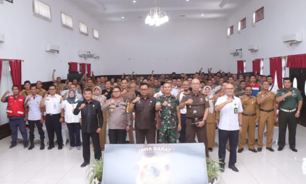 Polres Indramayu menggelar rapat koordinasi lintas sektoral dalam rangka menyambut Operasi Ketupat Lodaya 2024. Senin 1 April 2024. Kegiatan ini berlangsung di Aula Atmani Wedhana Polres Indramayu dan dihadiri oleh berbagai pihak terkait, termasuk Kapolres Indramayu dan perwakilan dari instansi terkait lainnya.