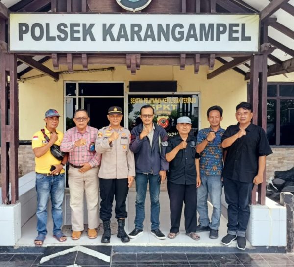SINERGI. Kapolsek Karangampel, AKP Suprapto SH MSi, bersama wartawan dari Indramayu timur