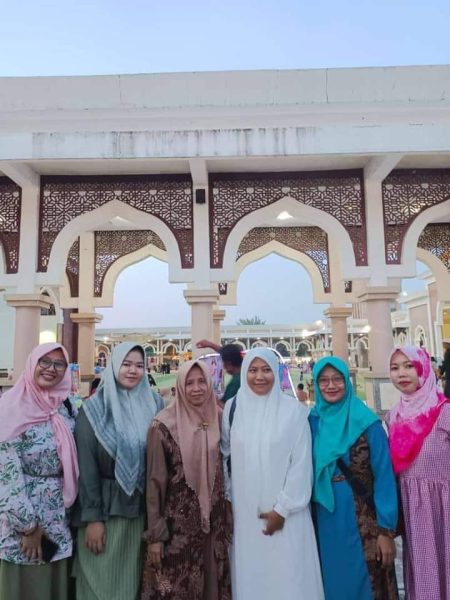 HAJI. Salah satu keluarga jamaah calon haji tengah berada di kawasan Islamic Center Indramayu.(ist)