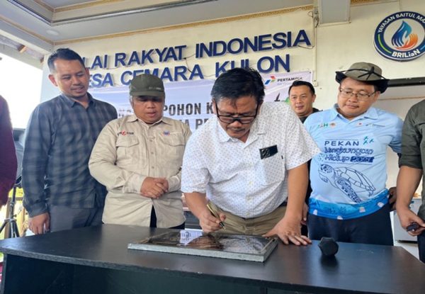 MITRA. Manager Communication, Relations, and CID Regional Jawa, Hari Setyono, saat menyerahkan bantuan bibit durian di Desa Cemara Kulon   Kecamatan Losarang, Kabupaten Indramayu, Senin 20 Mei 2024.(ist)