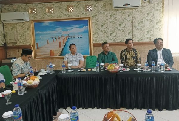 KANDIDAT. Sejumlah bacabup/bacawabup yang teklah mendaftar ke DPC PKB Indramayu mengikuti rapat koordinasi,Minggu 19 Mei 2024. (UTOYO PRIE ACHDI)