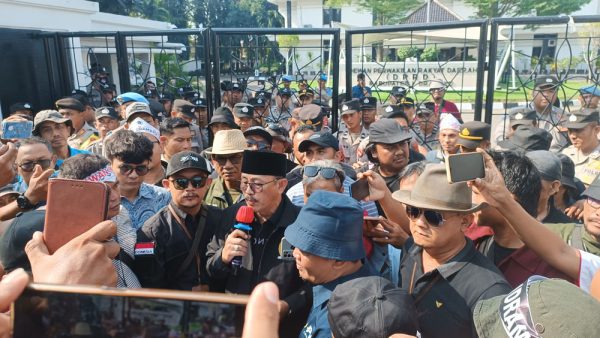 SEPAKAT. Ketu DPRD Indramayu, H Syaefudin SH MH, secara tegas menyepakati tuntutan insan pers untuk menolak rancangan RUU Penyiaran yang dinilai mengancam demokrasi dan kebebasan berpendapat, Kamis 30 Mei 2024.(UTOYO PRIE ACHDI)