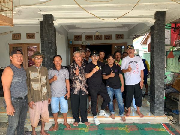 KANDIDAT. H Syaefudin (tiga dari kanan) bersama warga Kecamatan Bongas Kabupaten Indramayu