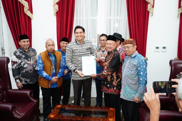170325-Bupati terima diaspora