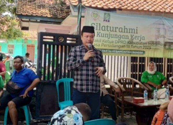 ASPIRASI. Wakil Ketua DPRD Indramayu, Amroni SIP, saat reses di Desa Karangampel, Kecamatan Karangampel, Kabupaten Indramayu, Sabtu 18 Oktober 2025.